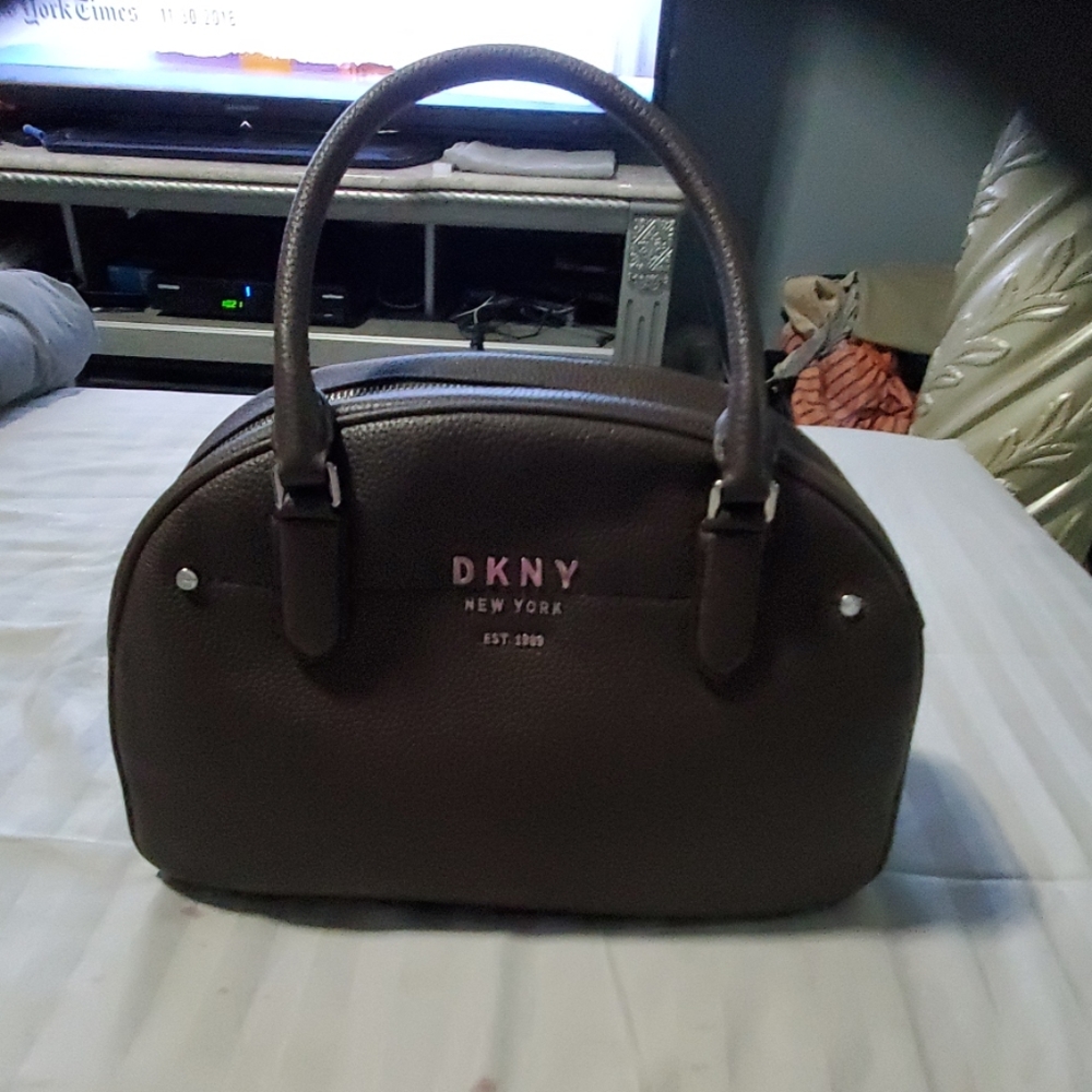 DKNY MEDIUM SHOULDER BAG OR TOTE